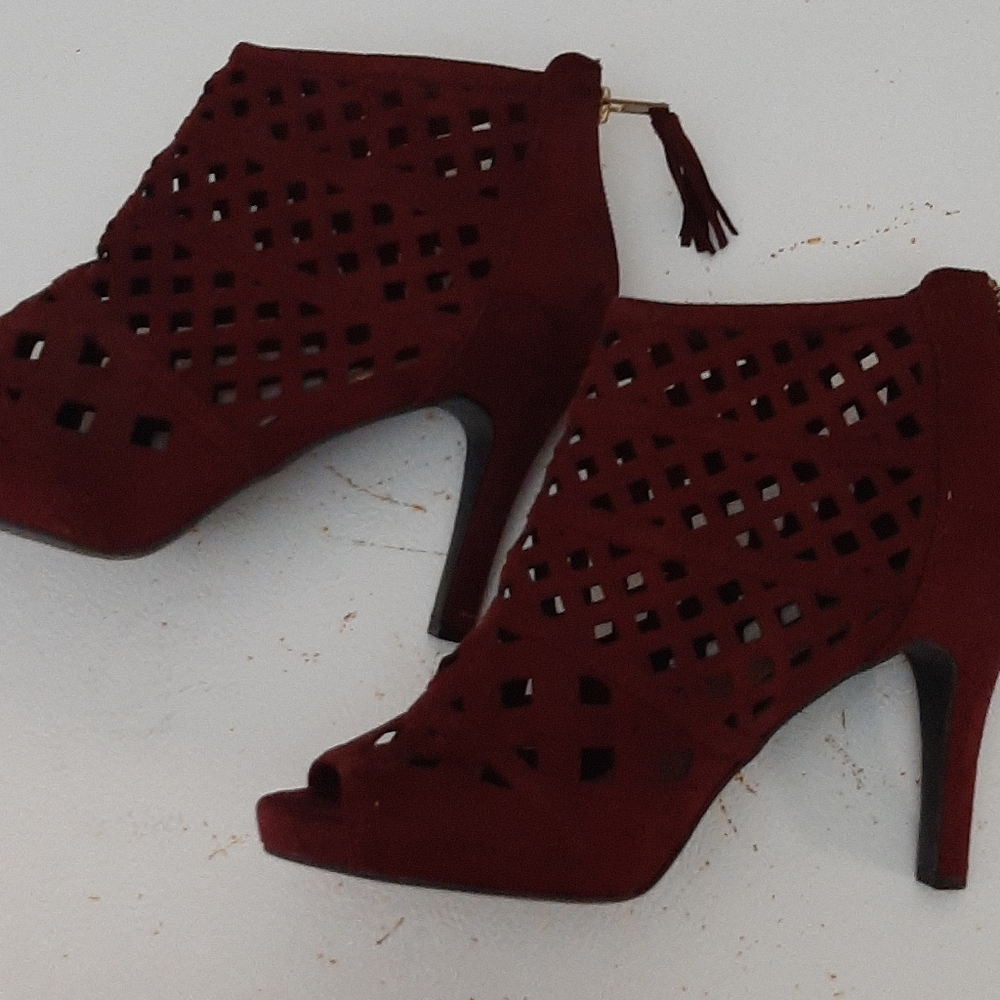 Size 12 wide burgundy shoes